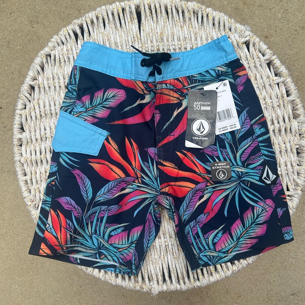 NWT Boys Volcom 4-Way Stretch Swim Trunks Size 4
Anti-UV + 50 UV Protection